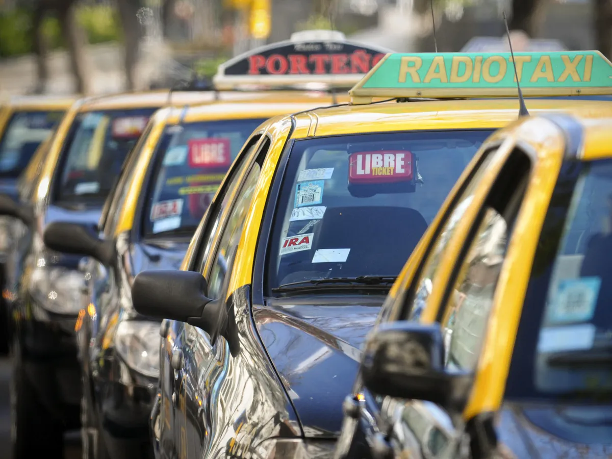 Taxi de Buenos Aires con techo amarillo y cartel de libre