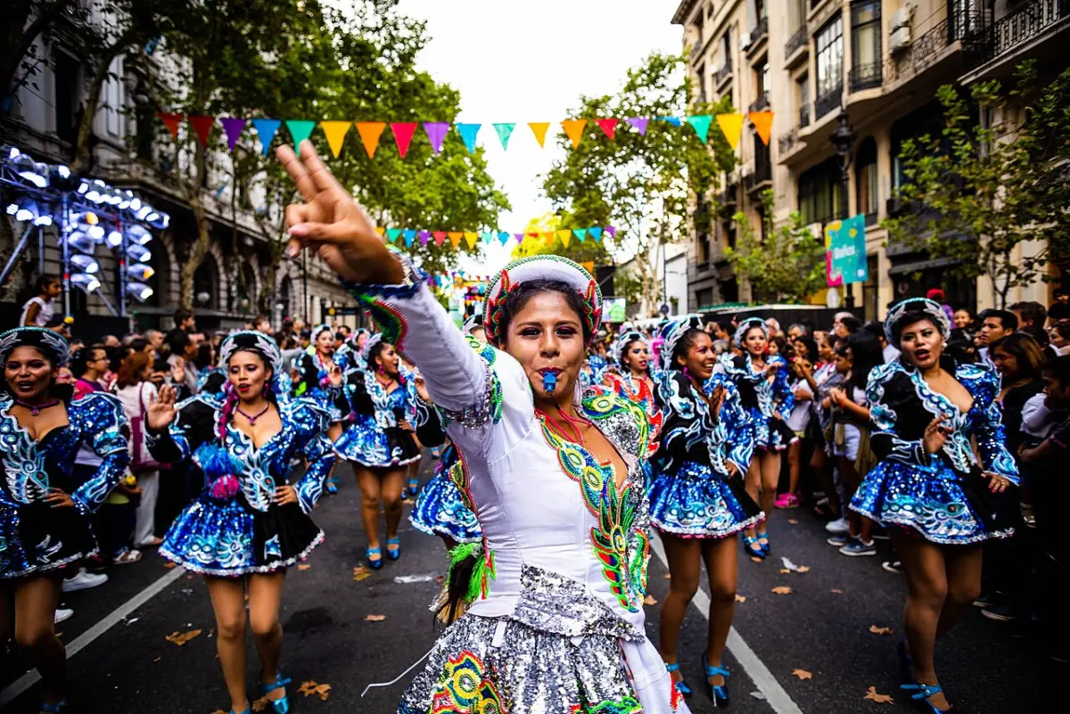 Murga en la Avenida de Mayo durante el Carnaval
