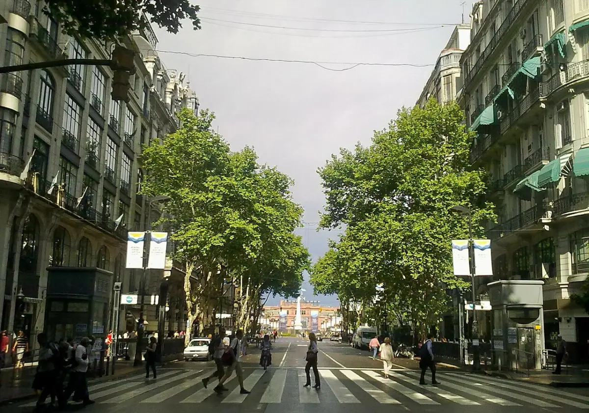 Esquina de la Avenida de Mayo y Perú con edificios históricos
