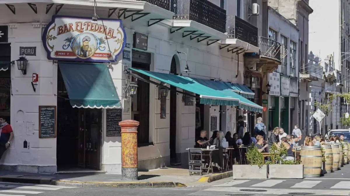 Esquina del Bar El Federal en San Telmo con mesas en la vereda