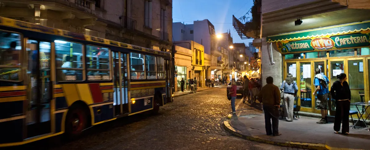 Calle del barrio de San Telmo con edificios antiguos