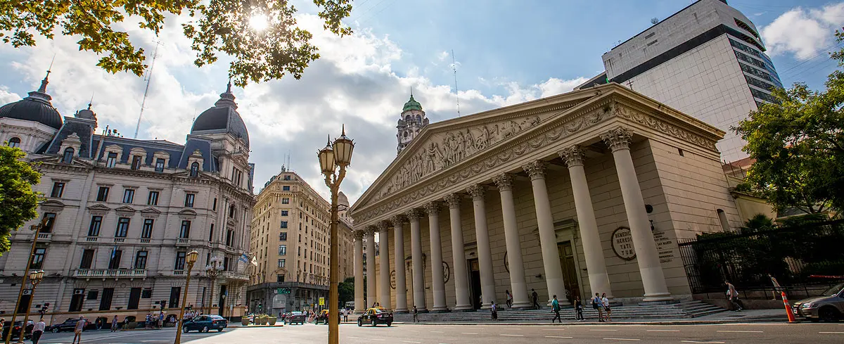 Fachada de la Catedral Metropolitana frente a la Plaza de Mayo