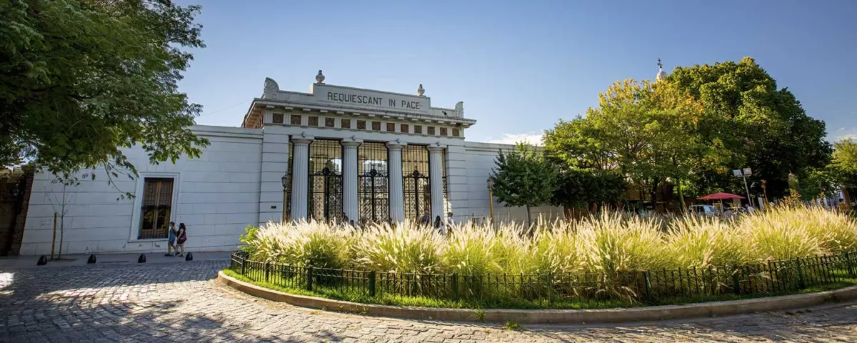 Fachada de entrada al Cementerio de la Recoleta