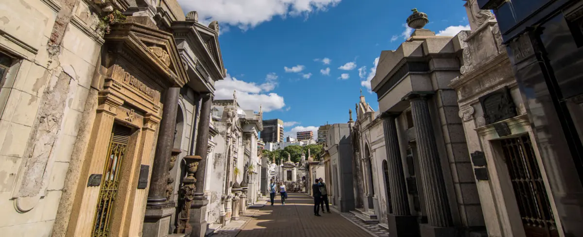 Pasillo con bóvedas y mausoleos del Cementerio de la Recoleta