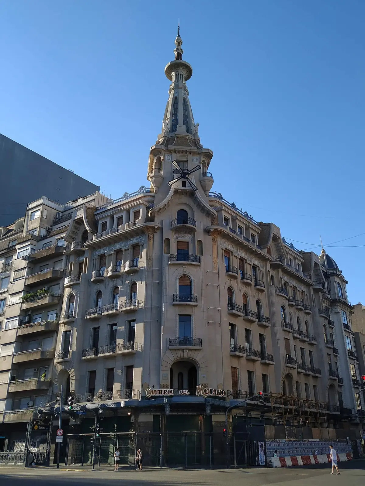 Fachada y cúpula de la Confitería del Molino junto al Congreso