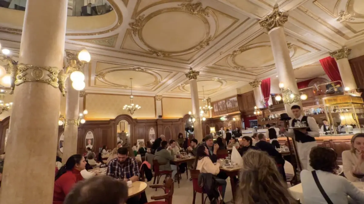 Salón de la Confitería Ideal con columnas y techo ornamentado