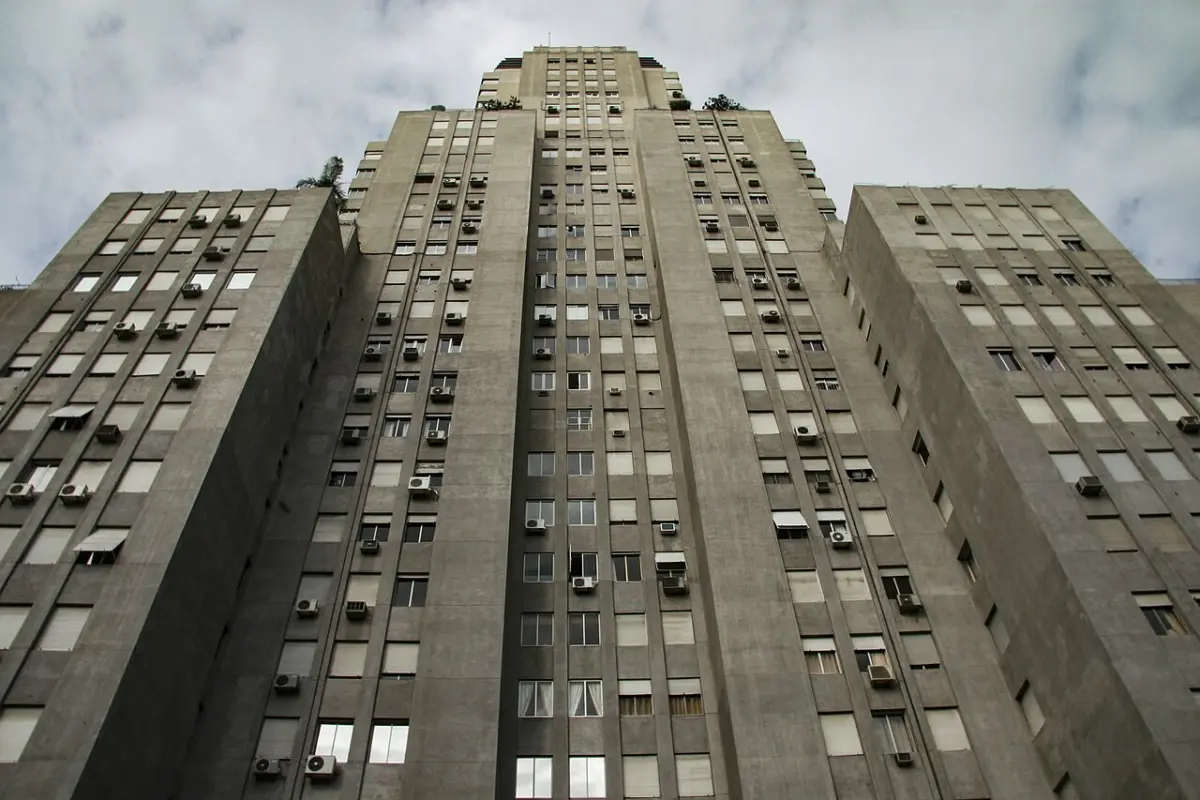 Edificio Kavanagh con árboles en primer plano