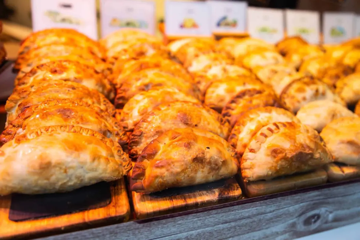 Empanadas argentinas horneadas sobre una tabla