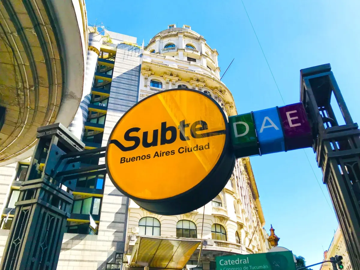 Cartel de entrada a una estación de subte con las letras de las líneas D y E