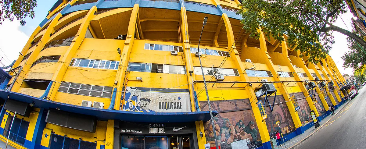 Fachada del estadio Alberto J. Armando sobre la calle Brandsen
