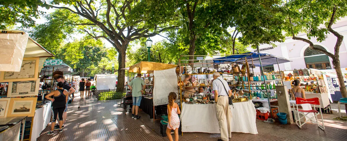 Gente recorriendo los puestos de la feria de San Telmo