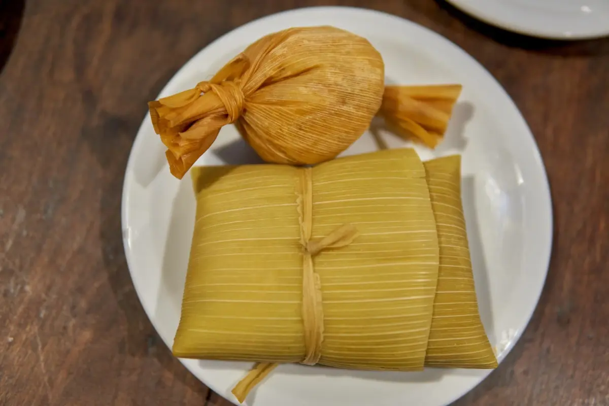 Humitas envueltas en chala sobre un plato