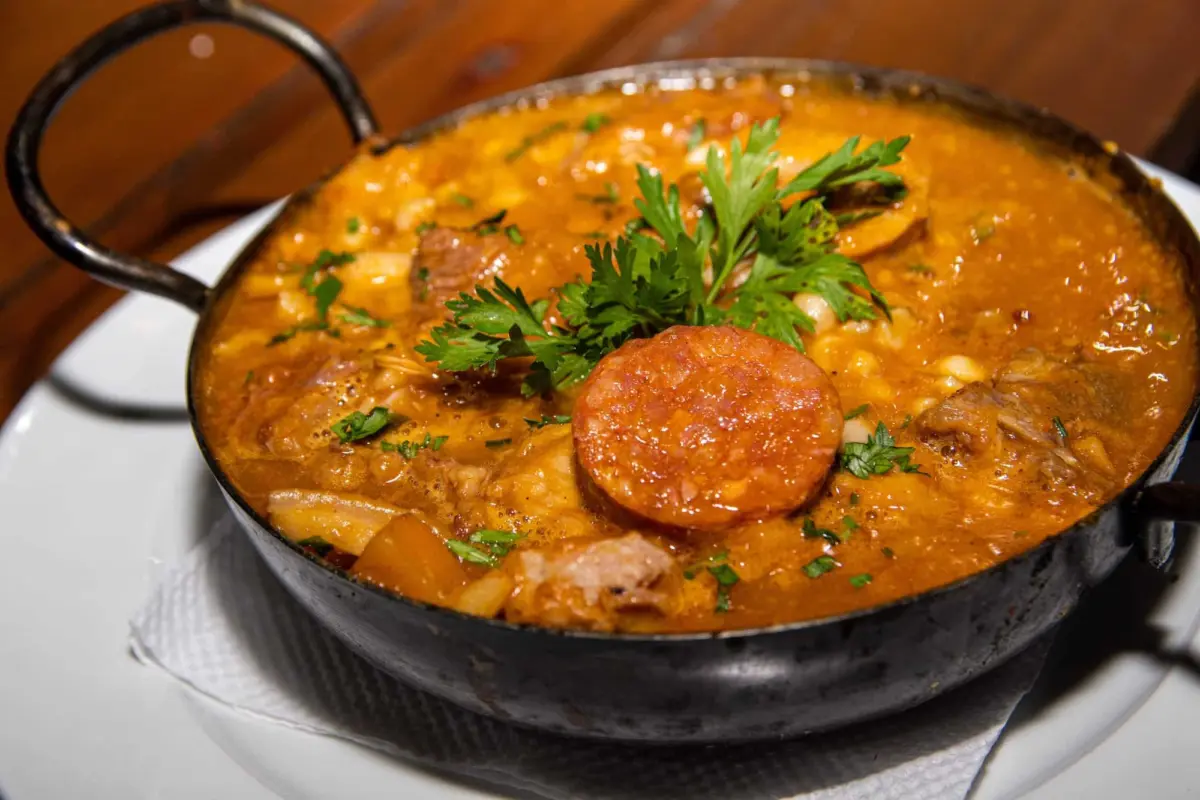 Locro con chorizo colorado servido en una cazuela