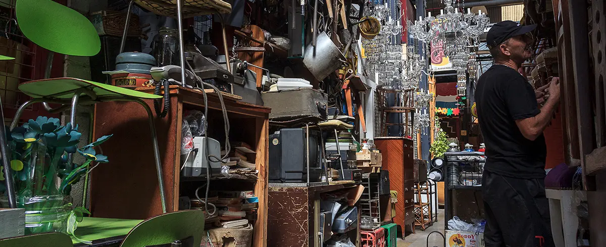 Detalle de objetos de colección en un puesto del Mercado de Pulgas