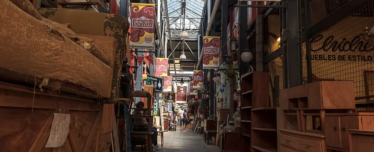 Pasillo del Mercado de Pulgas con muebles y objetos antiguos a la venta