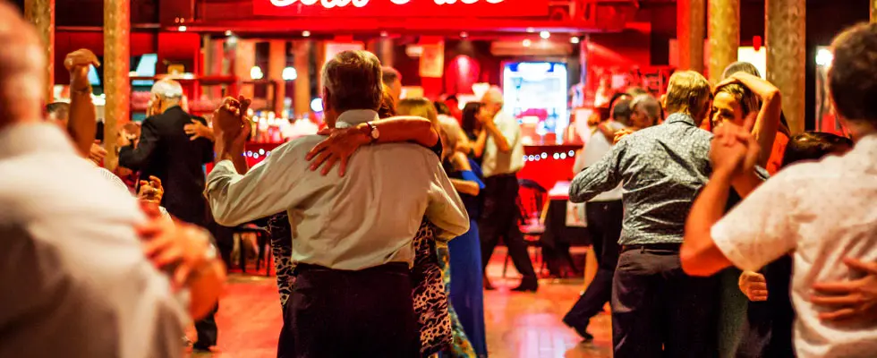 Bailarines de tango en una milonga de Buenos Aires