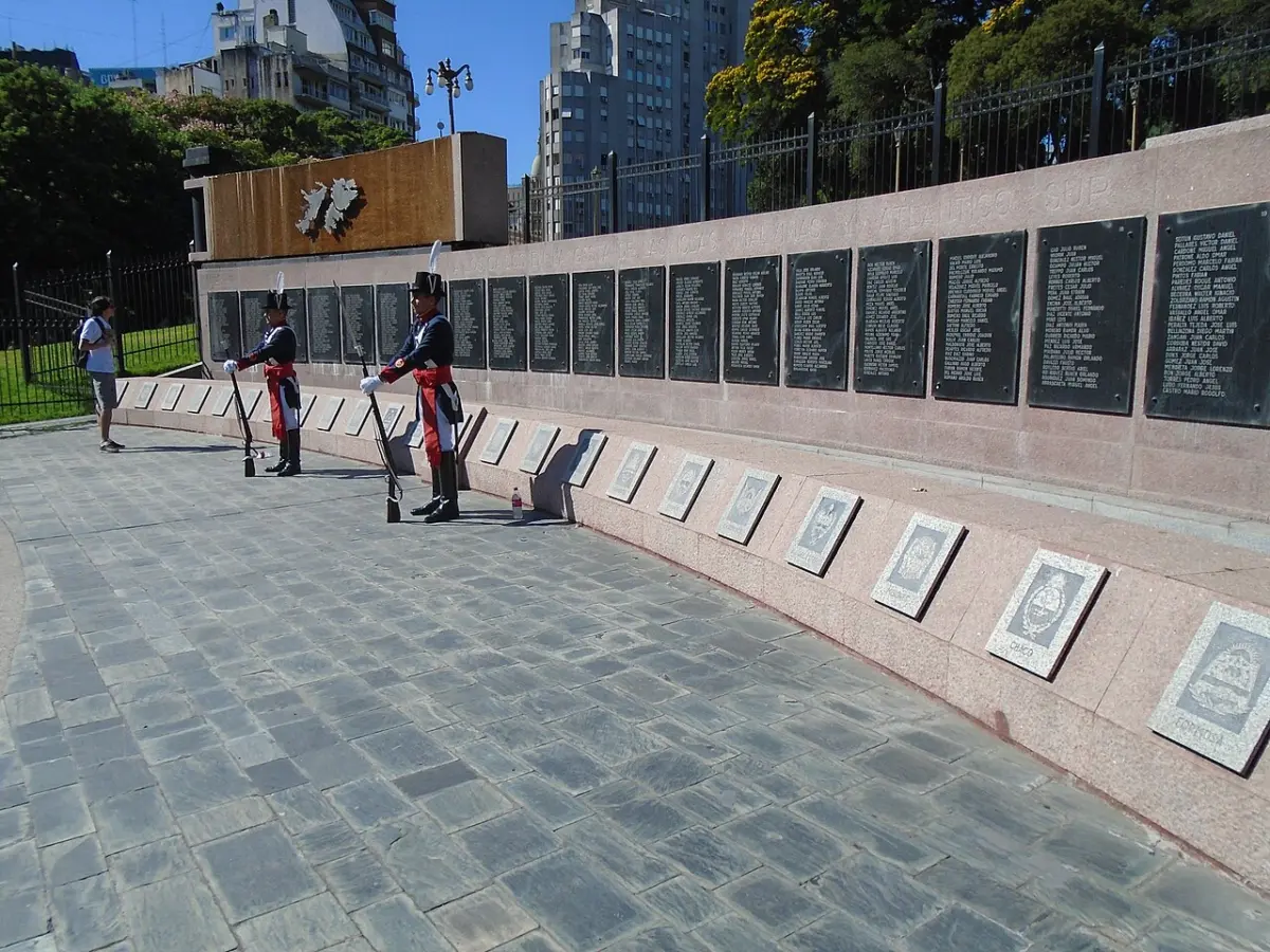 Placas de mármol negro del monumento a los caídos en Malvinas