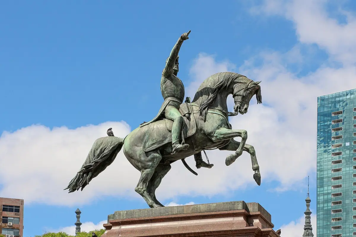 Monumento ecuestre al General San Martín en la plaza homónima
