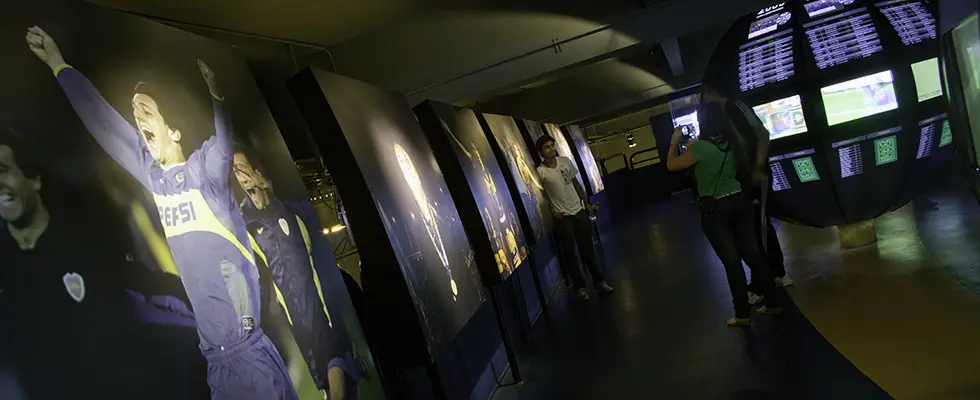 Exhibición de trofeos y objetos históricos en el Museo de la Pasión Boquense