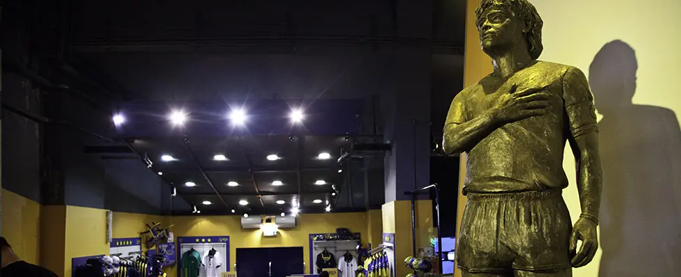 Sala del Museo de la Pasión Boquense con camisetas y recuerdos del club