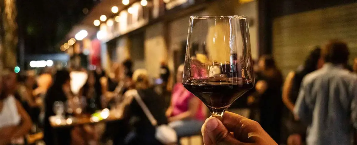 Copas de vino en la Noche de las Vinotecas de Buenos Aires