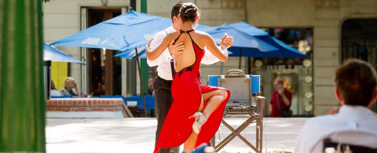 Pareja bailando tango en una milonga porteña