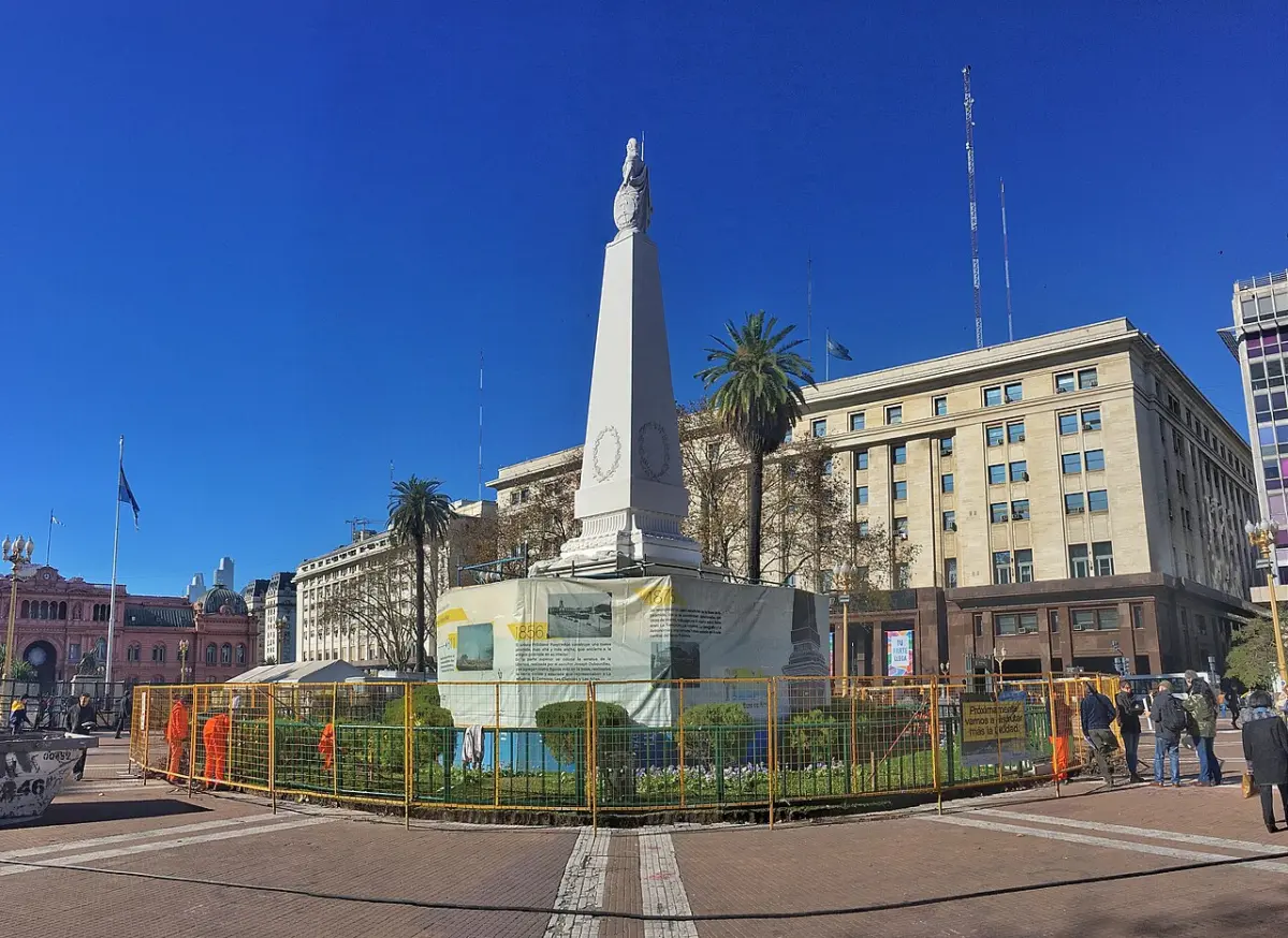 Pirámide de Mayo rodeada por la plaza y su entorno