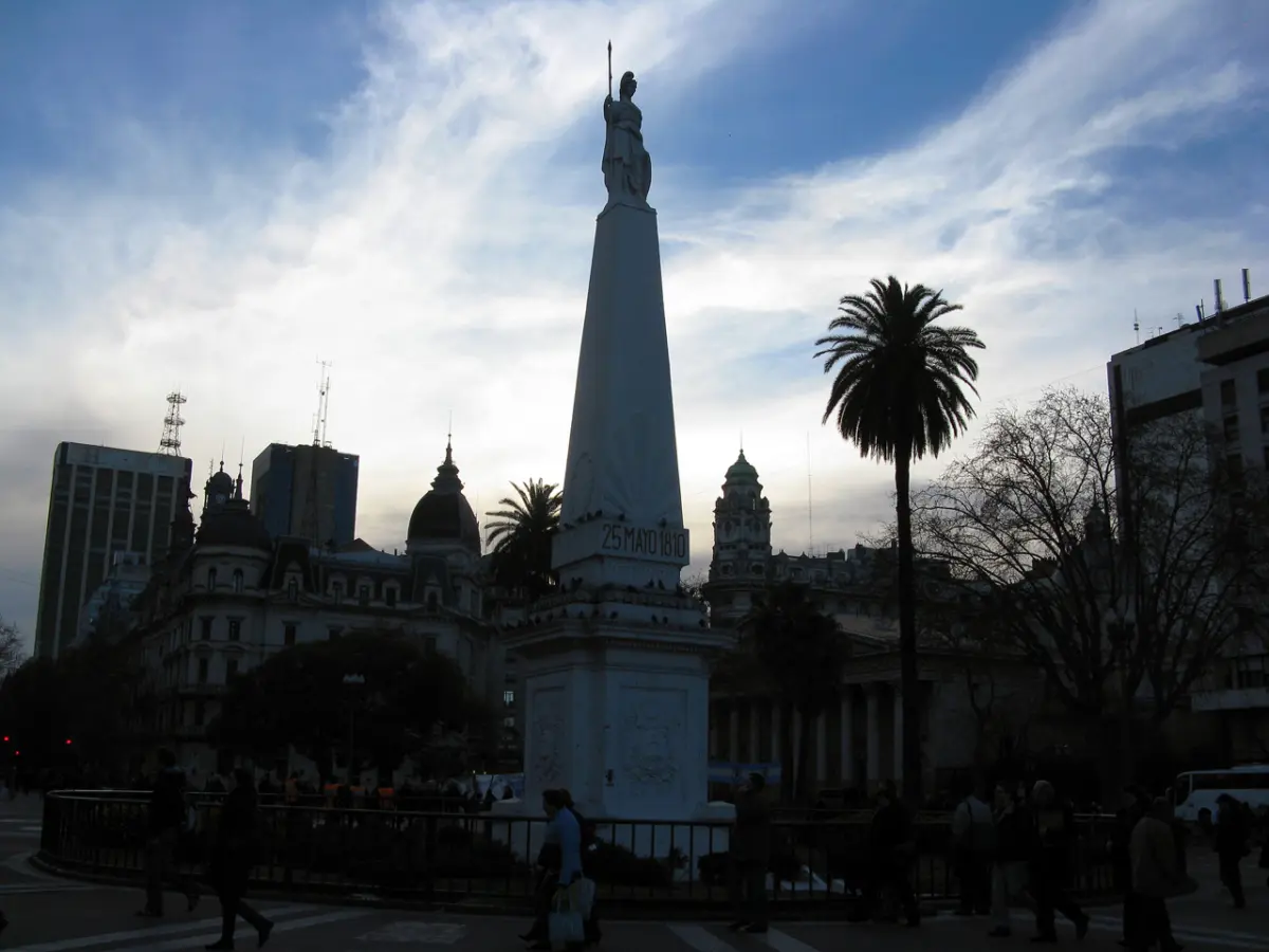 Pirámide de Mayo vista de frente