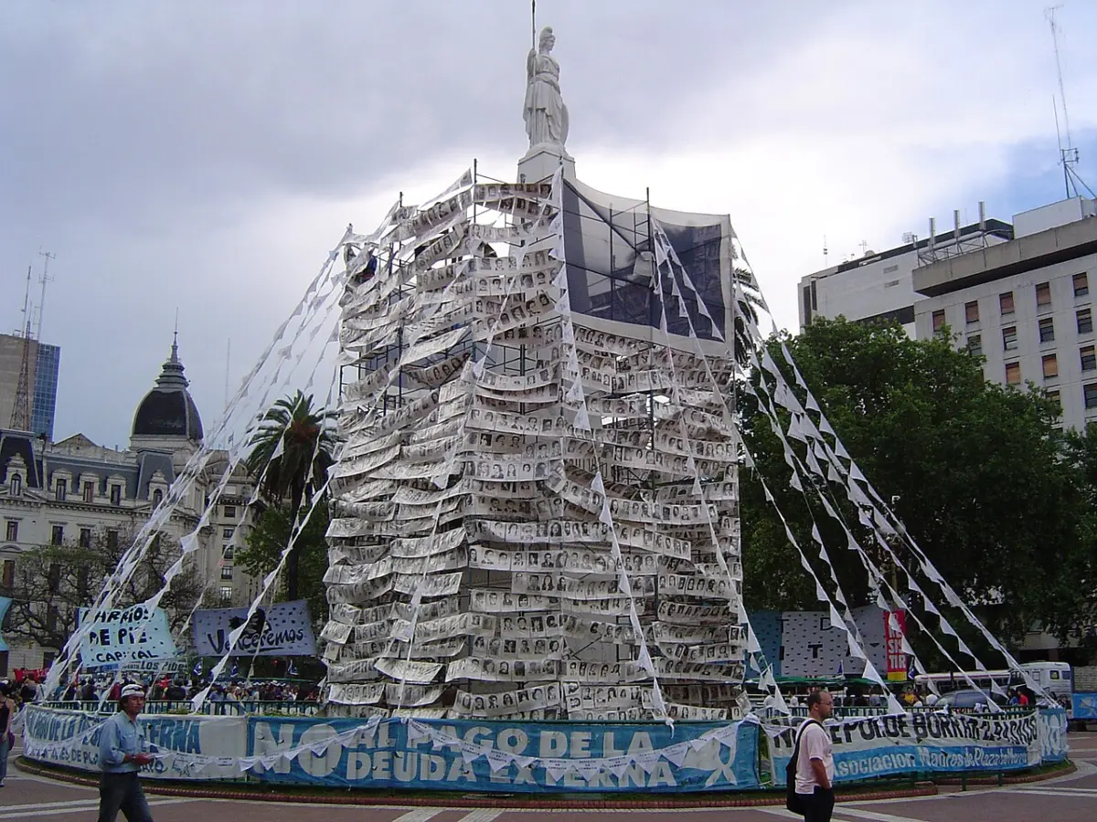 Pirámide de Mayo cubierta por una instalación durante una movilización