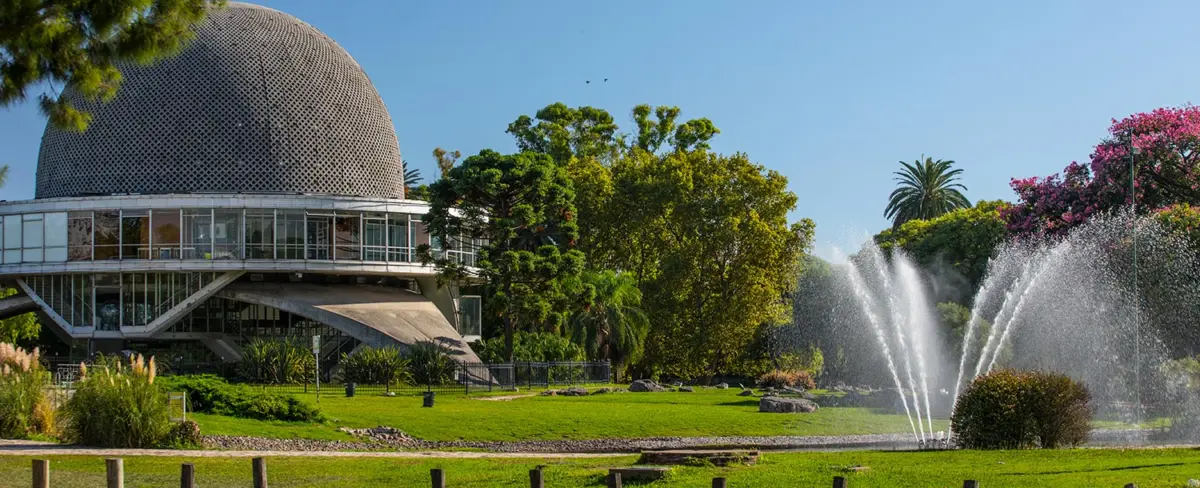 Planetario y fuente de agua en los bosques de Palermo