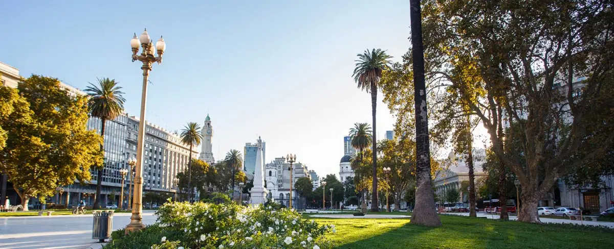 Plaza de Mayo con la Pirámide de Mayo en un día soleado