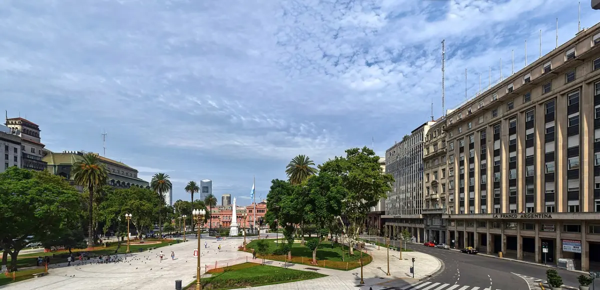 Panorámica de la Plaza de Mayo y la avenida Hipólito Yrigoyen