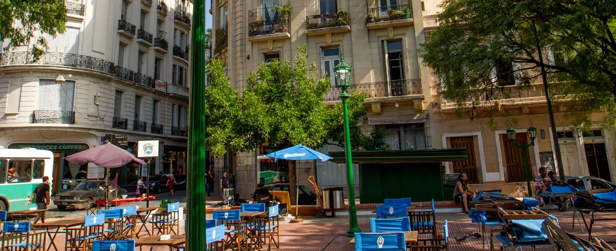 Plaza Dorrego en el barrio de San Telmo con mesas al aire libre