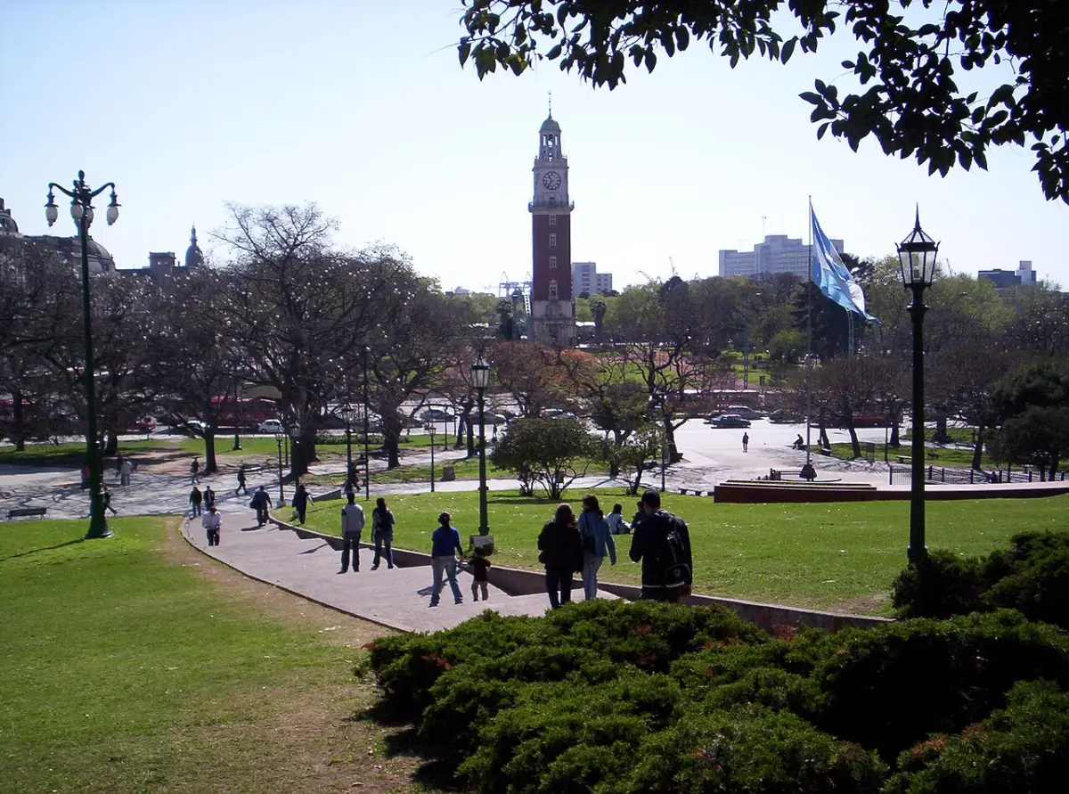 Plaza San Martín con la Torre Monumental al fondo