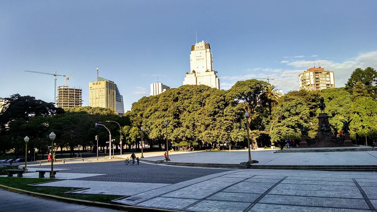 Plaza San Martín con edificios de Retiro al fondo