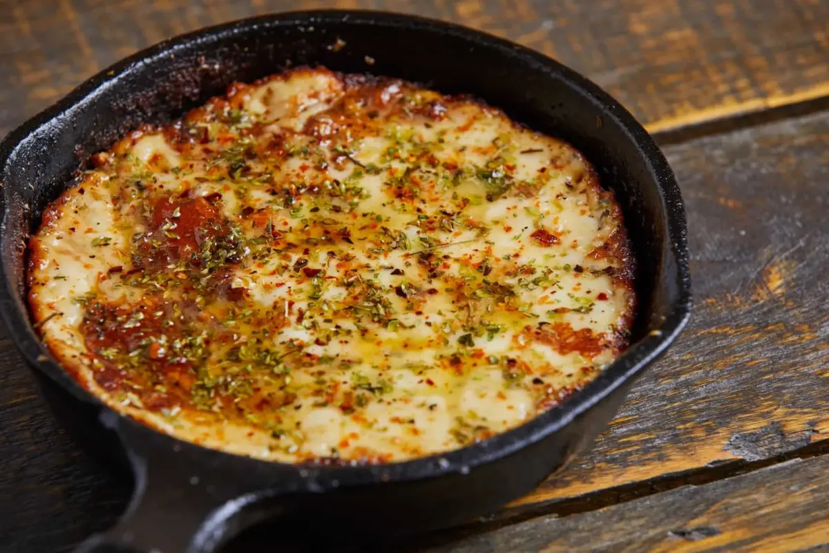 Provoleta a la parrilla en una sartencita de hierro