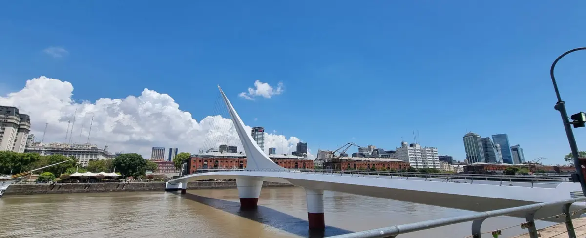 Puente de la Mujer cruzando los diques de Puerto Madero