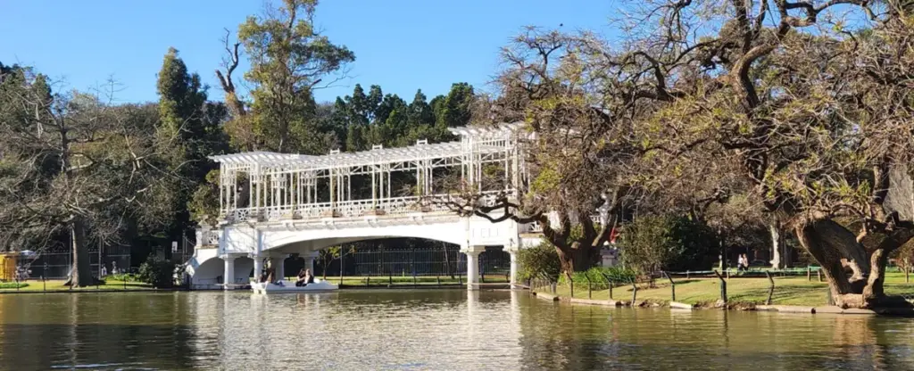 Puente Griego sobre el lago de los Bosques de Palermo