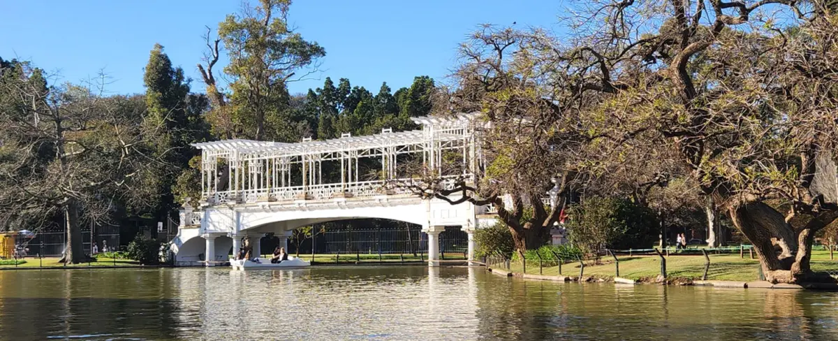 Puente Griego sobre el lago de los Bosques de Palermo