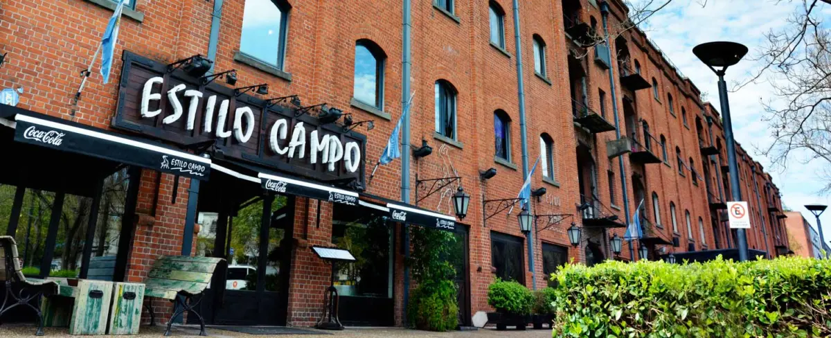 Fachada de un restaurante de estilo campo con carta de vinos argentinos