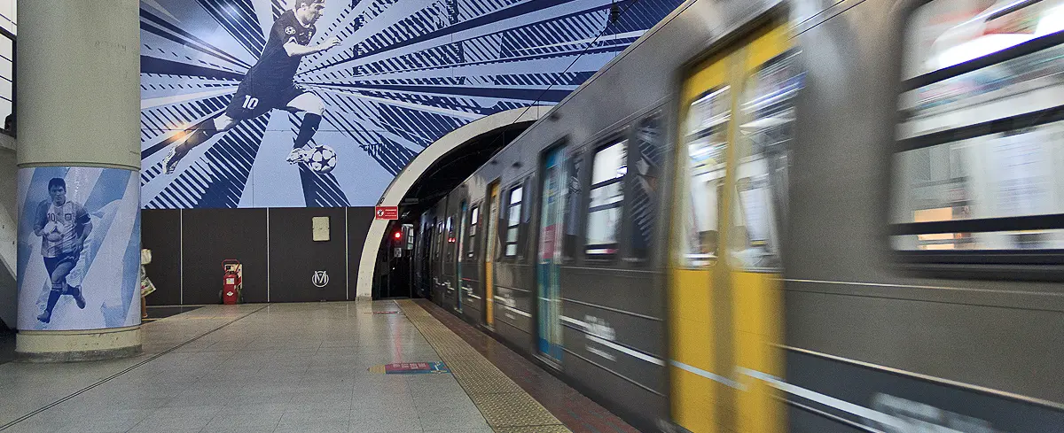 Formación del subte de Buenos Aires llegando a una estación