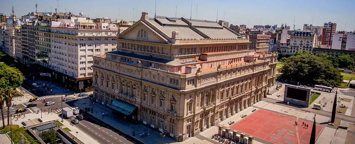 Vista panorámica del Teatro Colón en el centro de Buenos Aires