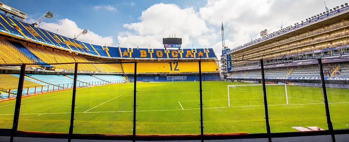 Tribunas en forma de herradura de La Bombonera vistas desde la cancha