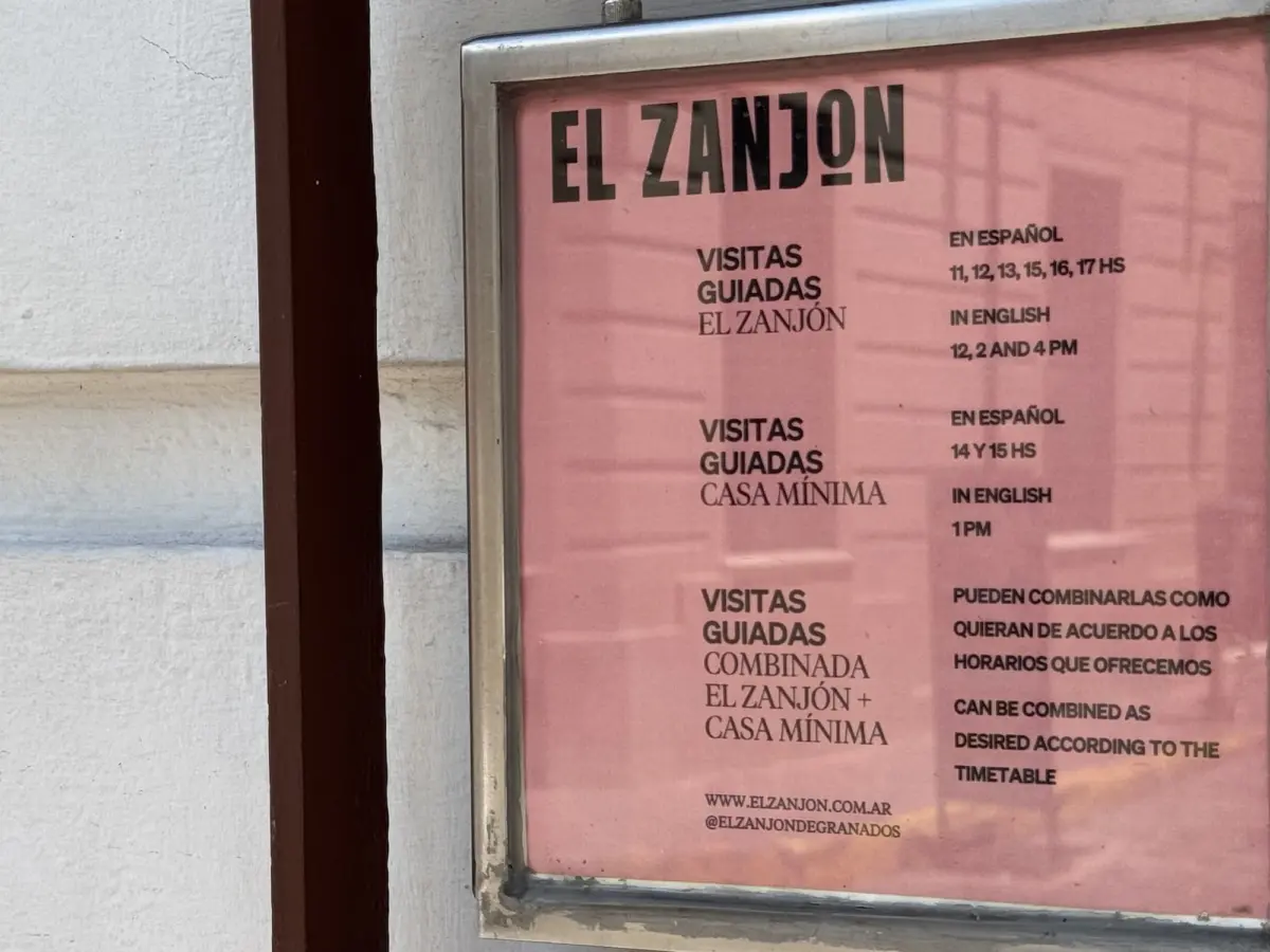 Cartel de visitas guiadas en la entrada de El Zanjón de Granados en San Telmo